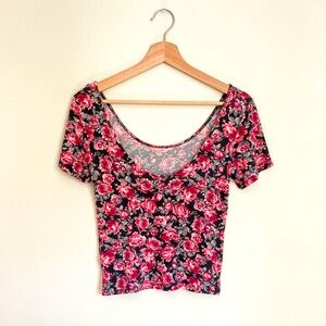 Women’s Charlotte Russe Deep Scoop Neck Floral Short Sleeve Crop Top In Size M